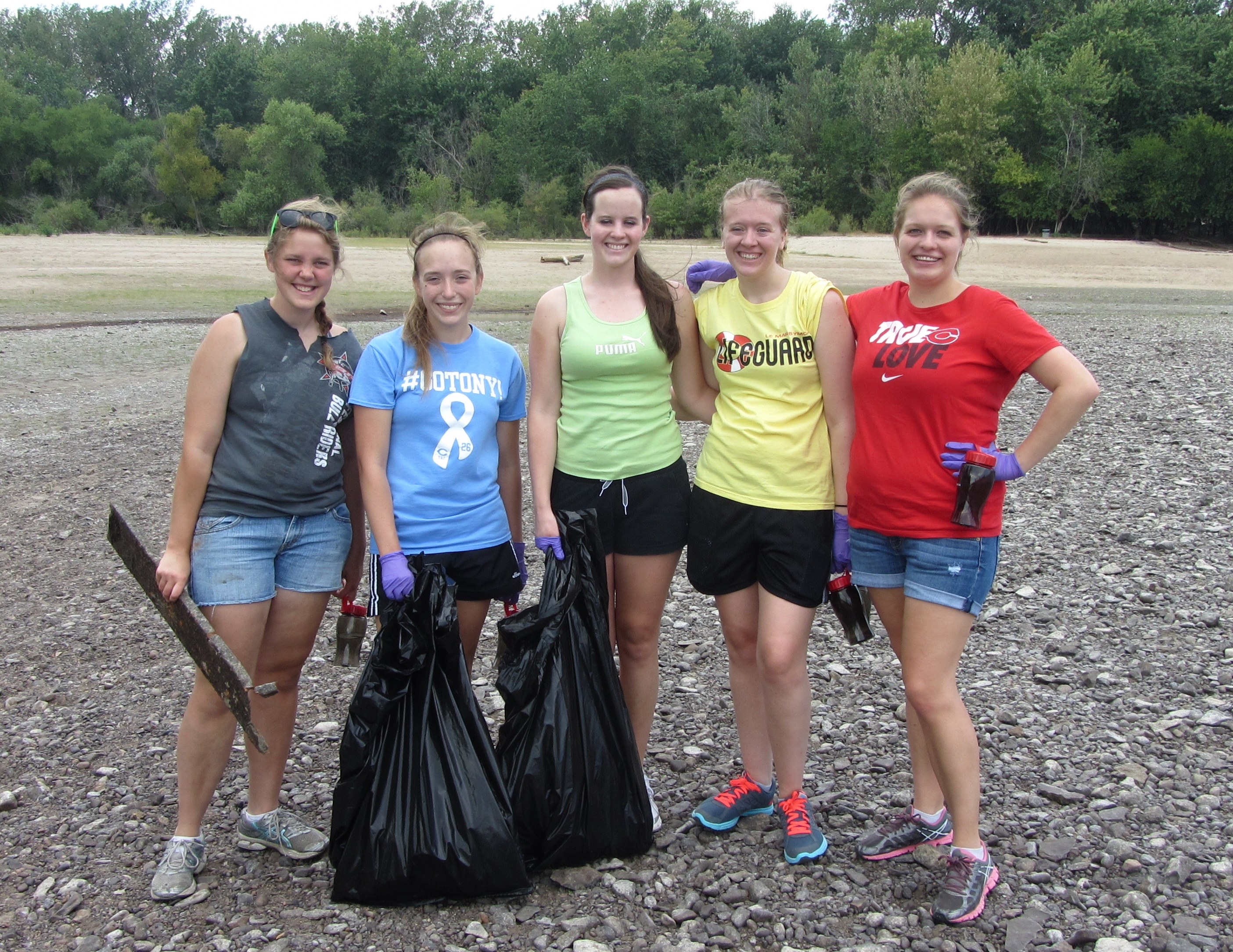 Students volunteer to clean Lake Red Rock