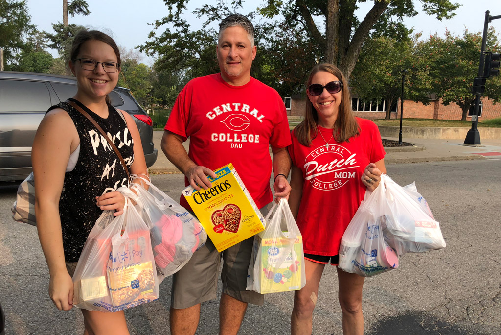 A student and her parents on Move-In Day.