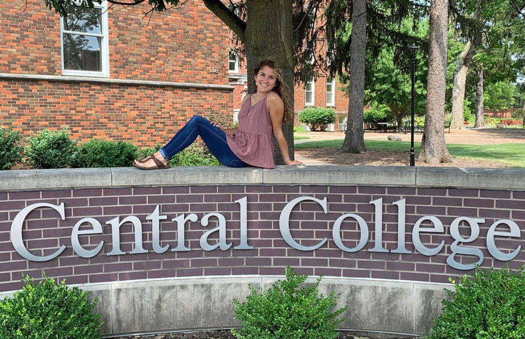 Hailey Swan ’23 posing with the Central College sign