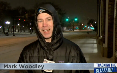 Central College alum Mark Woodley '99 has gone viral for his hilarious impromptu weather coverage.