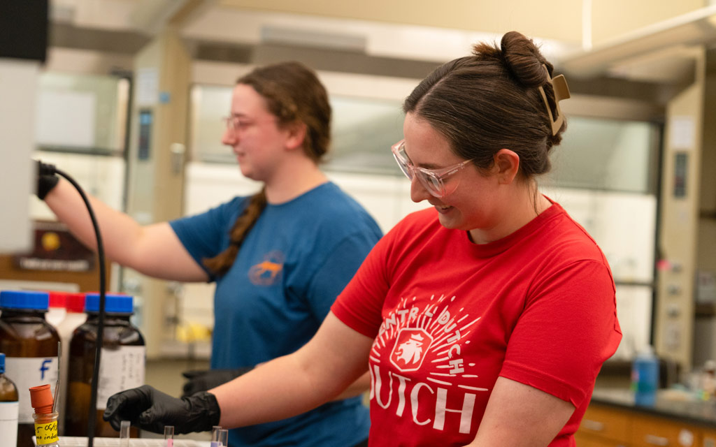 Students working in chem lab